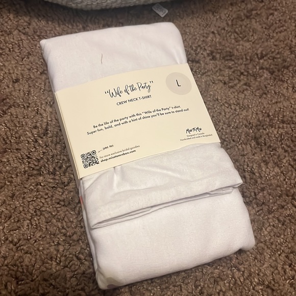 Miss to Mrs “Wife of the Party” Crew Neck T Shirt Size Large - Picture 3 of 3
